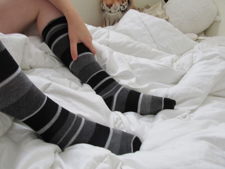 Pieds mignons en chaussettes rayées grises