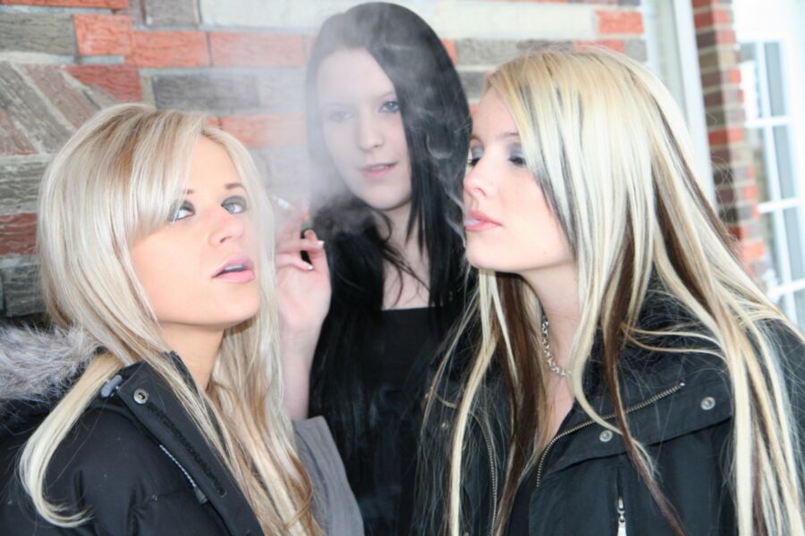 Ann Angel, Faith Nelson y Chloe Dove fumando fetiche