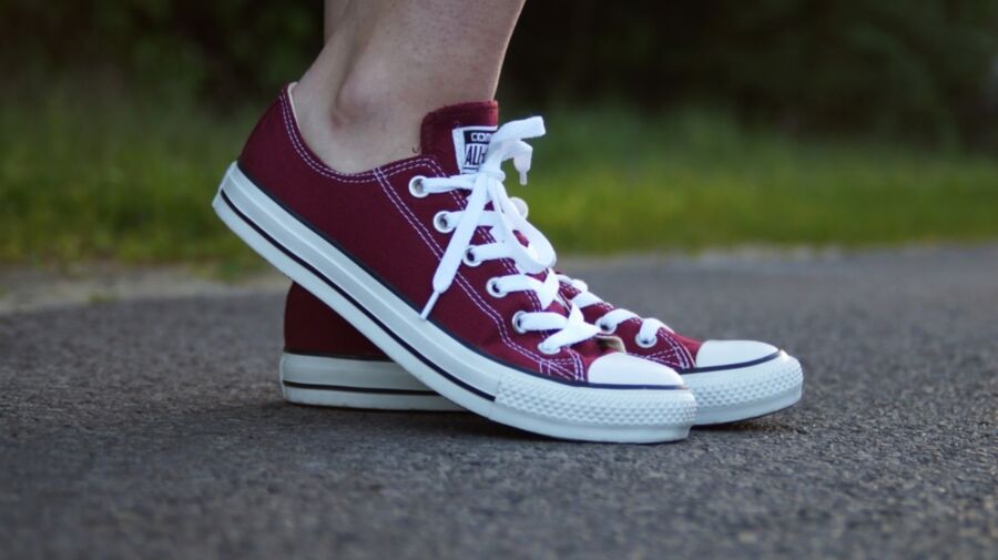 Chica nerd en zapatillas de deporte