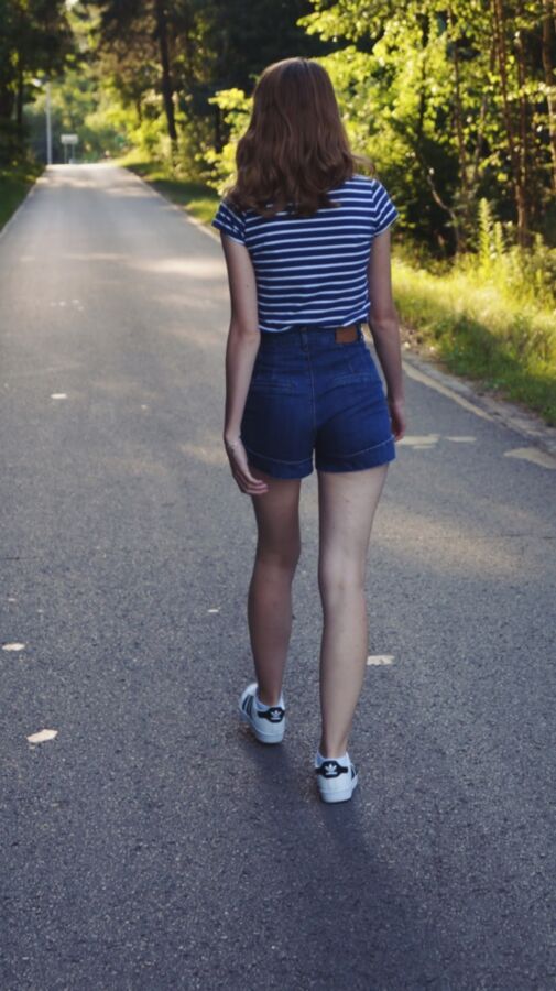 Chica nerd en zapatillas de deporte