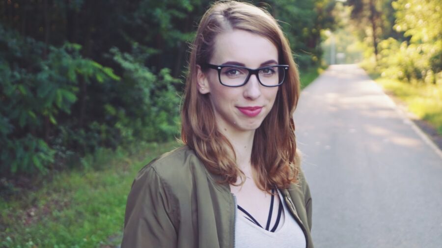 Chica nerd en zapatillas de deporte