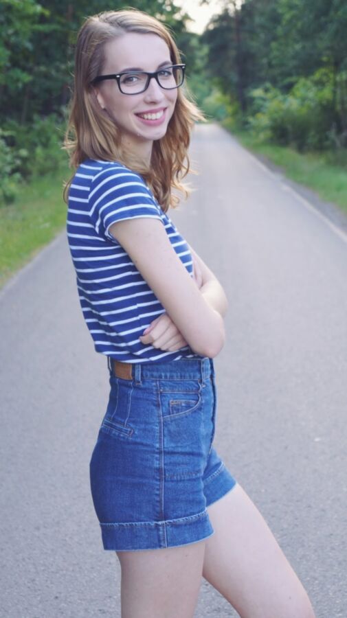 Chica nerd en zapatillas de deporte