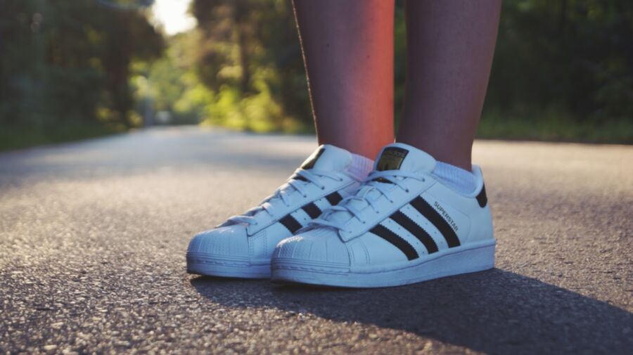 Chica nerd en zapatillas de deporte