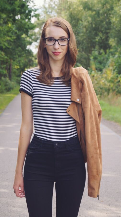 Chica nerd en zapatillas de deporte