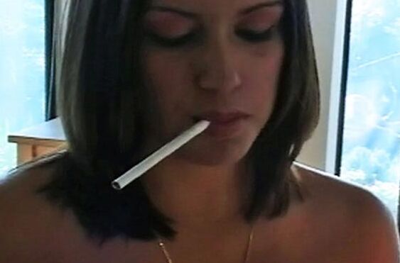 se burla de ti mientras fuma----la tentadora-morena-meghan-