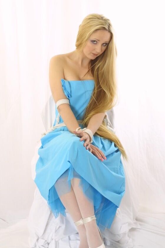 Bondage rubia con vestido azul