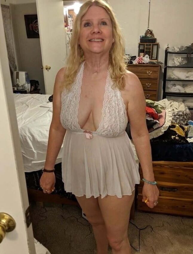 mature amateur  lg nightdress