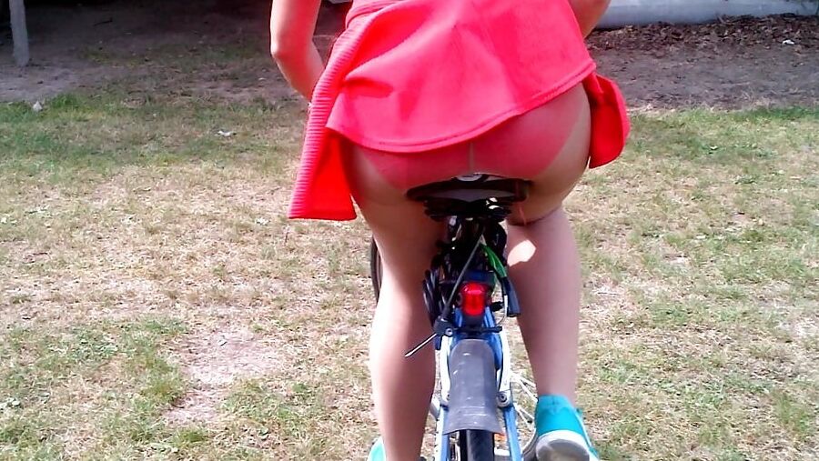 Upskirt en bicicleta