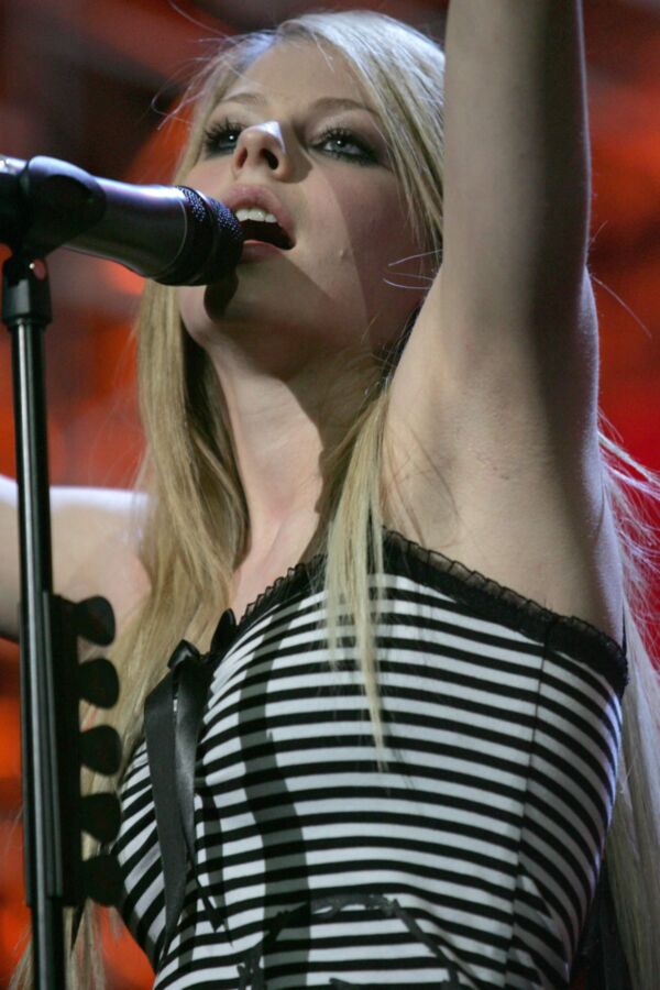 Avril Lavigne - sexy lickable armpits