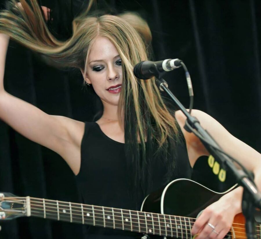 Avril Lavigne - sexy lickable armpits