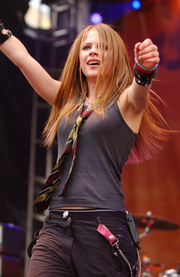 Avril Lavigne - sexy lickable armpits