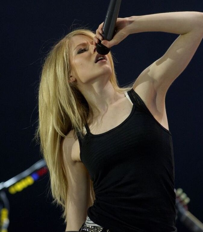 Avril Lavigne - sexy lickable armpits