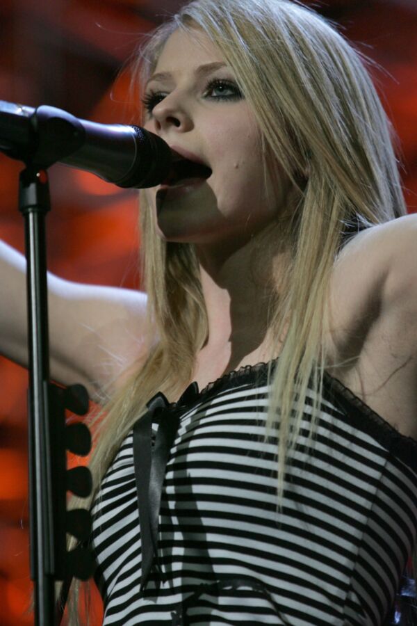 Avril Lavigne - sexy lickable armpits