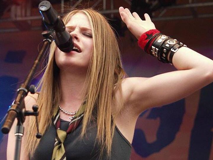 Avril Lavigne - sexy lickable armpits