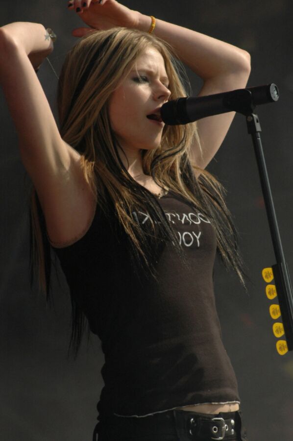 Avril Lavigne - sexy lickable armpits