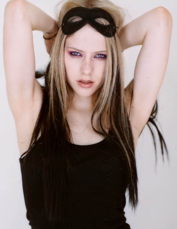 Avril Lavigne - sexy lickable armpits