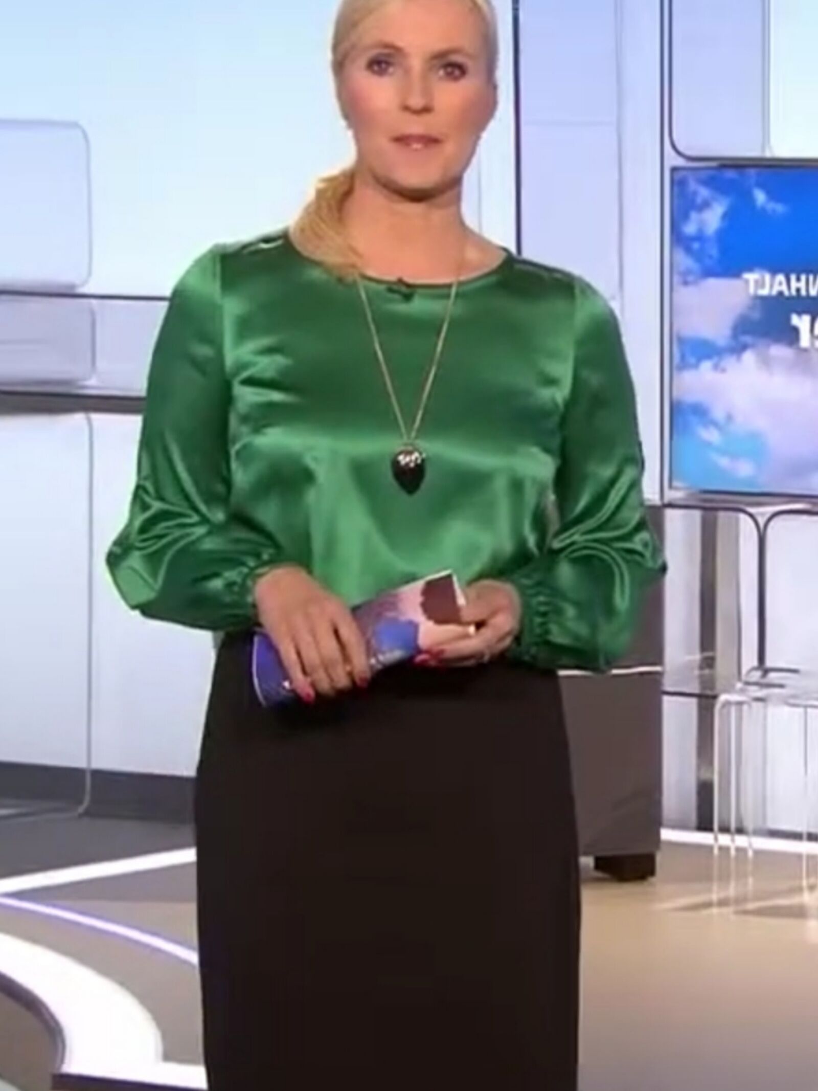 Anja P.   GEZ Schlampe in sexy Satinoutfit, geil zu ficken !