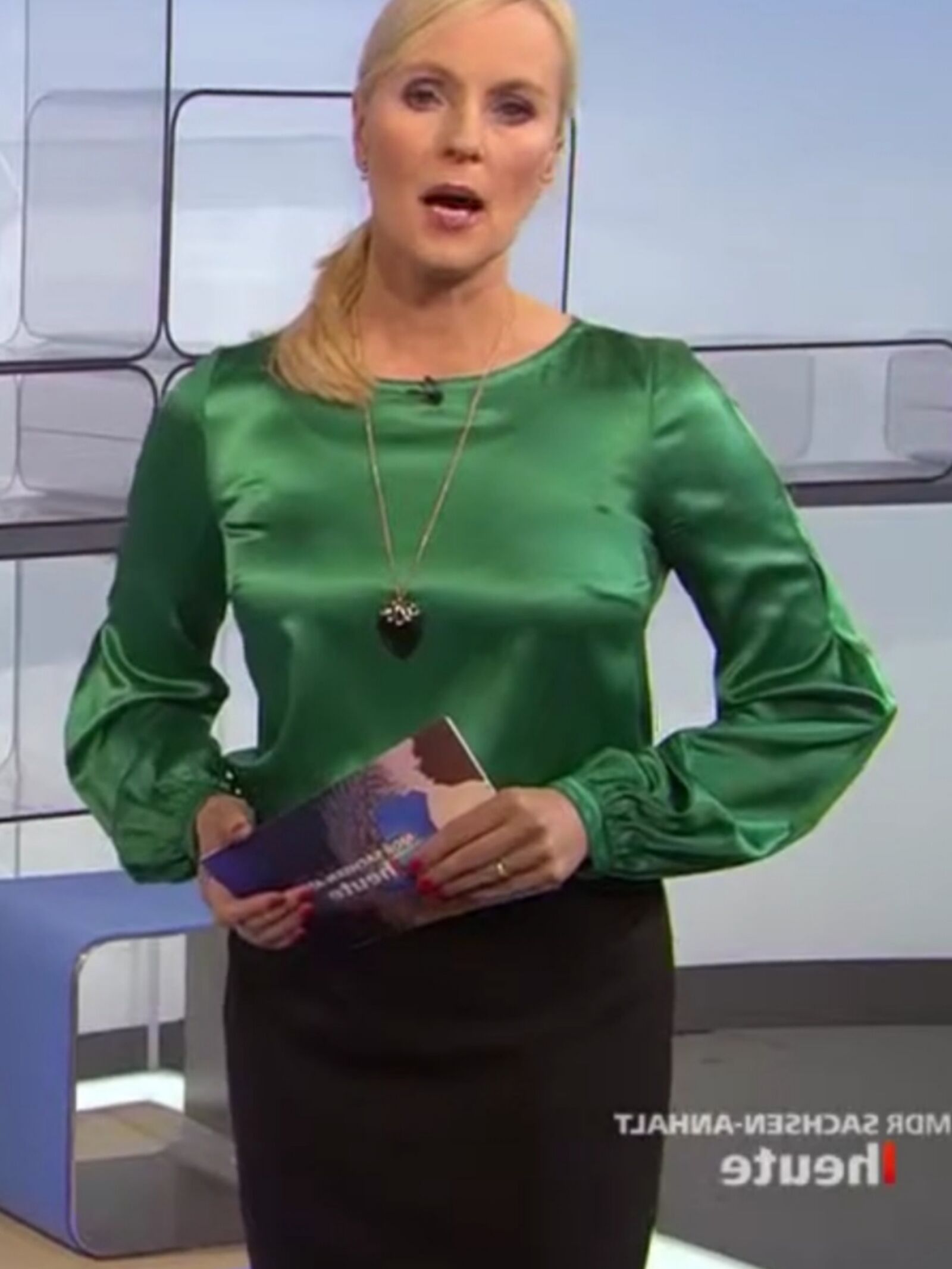 Anja P.   GEZ Schlampe in sexy Satinoutfit, geil zu ficken !