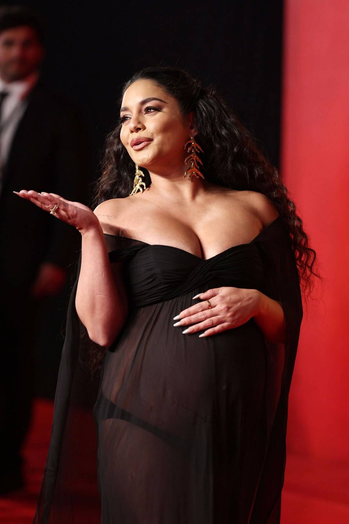 Vanessa Hudgens bellamente embarazada