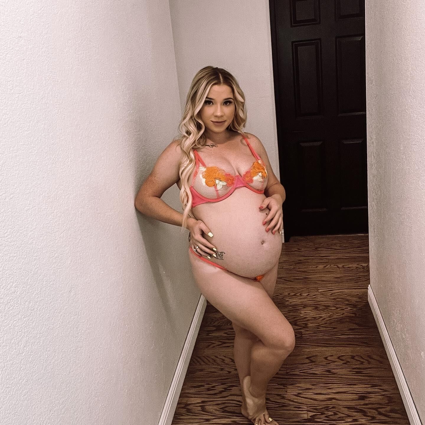 Alexis embarazada caliente con una barriga enorme