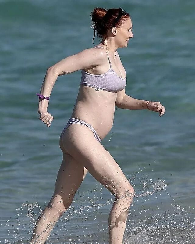 preggo hoe Sophie Turner avec 2ème petit pain au four