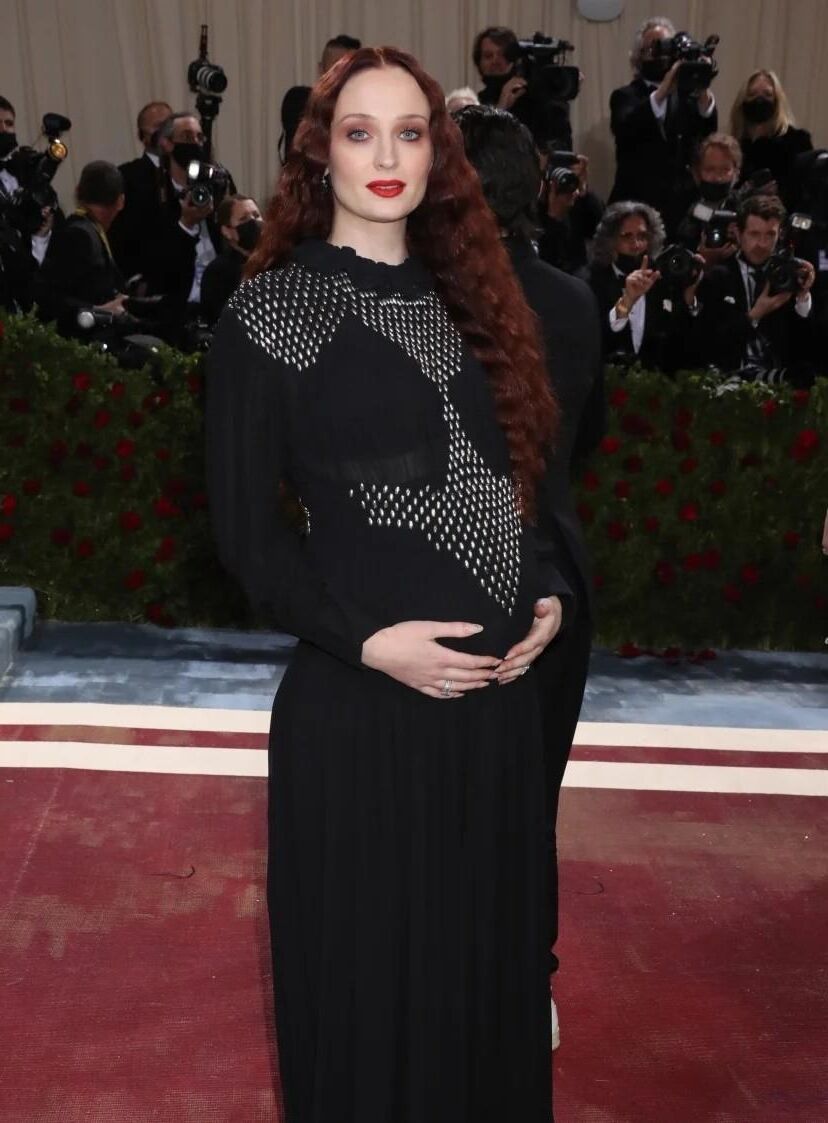 preggo hoe Sophie Turner avec 2ème petit pain au four