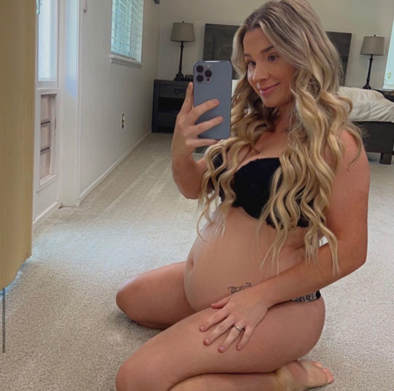 Alexis grávida gostosa com uma barriga enorme