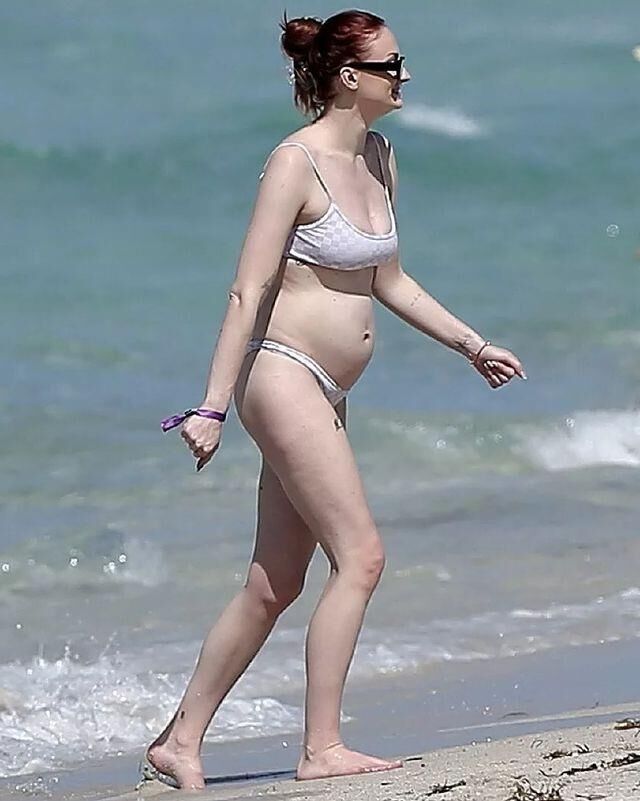 preggo hoe Sophie Turner avec 2ème petit pain au four