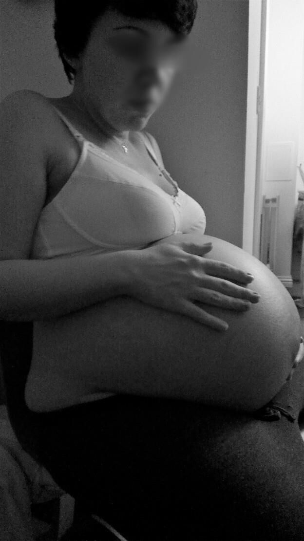 Douce Monica enceinte