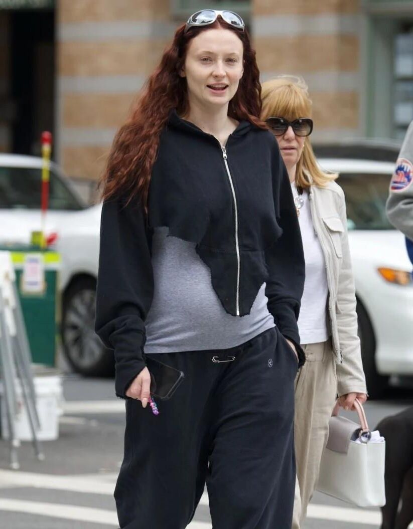 preggo hoe Sophie Turner avec 2ème petit pain au four