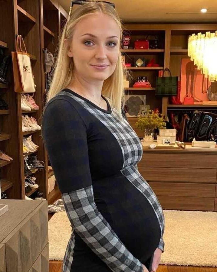 preggo hoe Sophie Turner avec 2ème petit pain au four