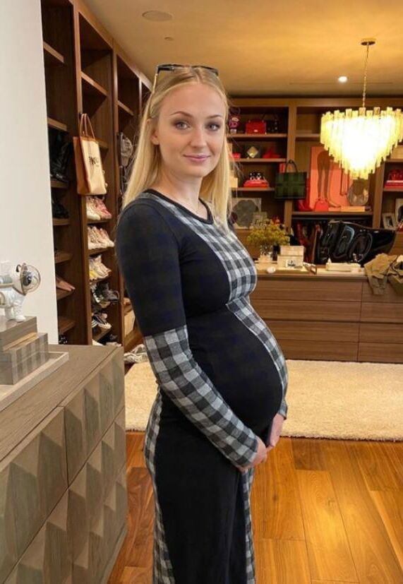 preggo hoe Sophie Turner avec 2ème petit pain au four