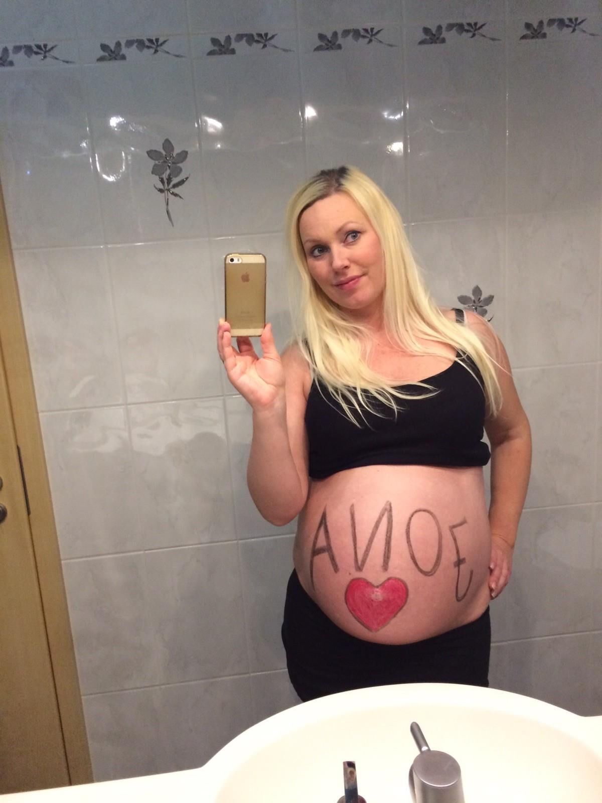 Mirror mirror on the wall, who's the sexiest preggo of them all?