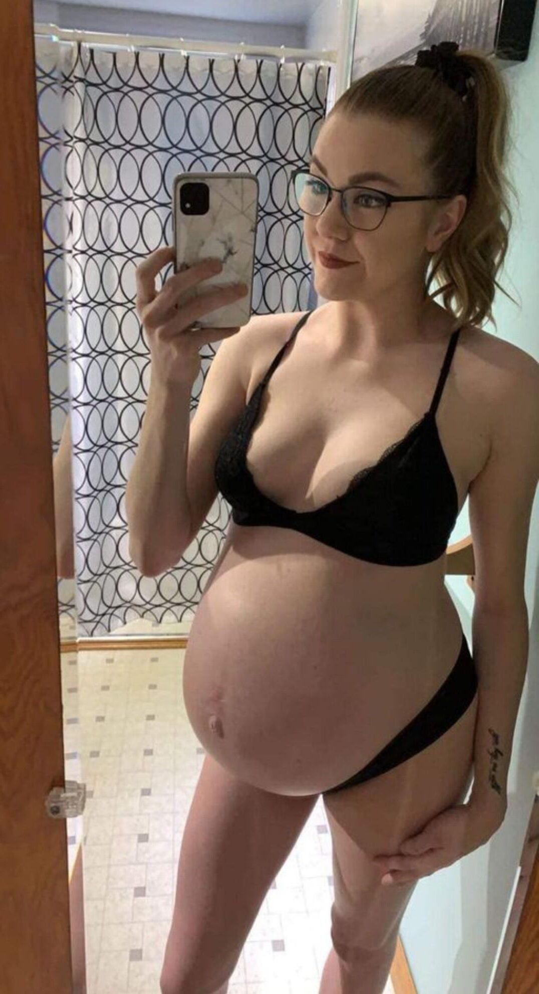 Mirror mirror on the wall, who's the sexiest preggo of them all?