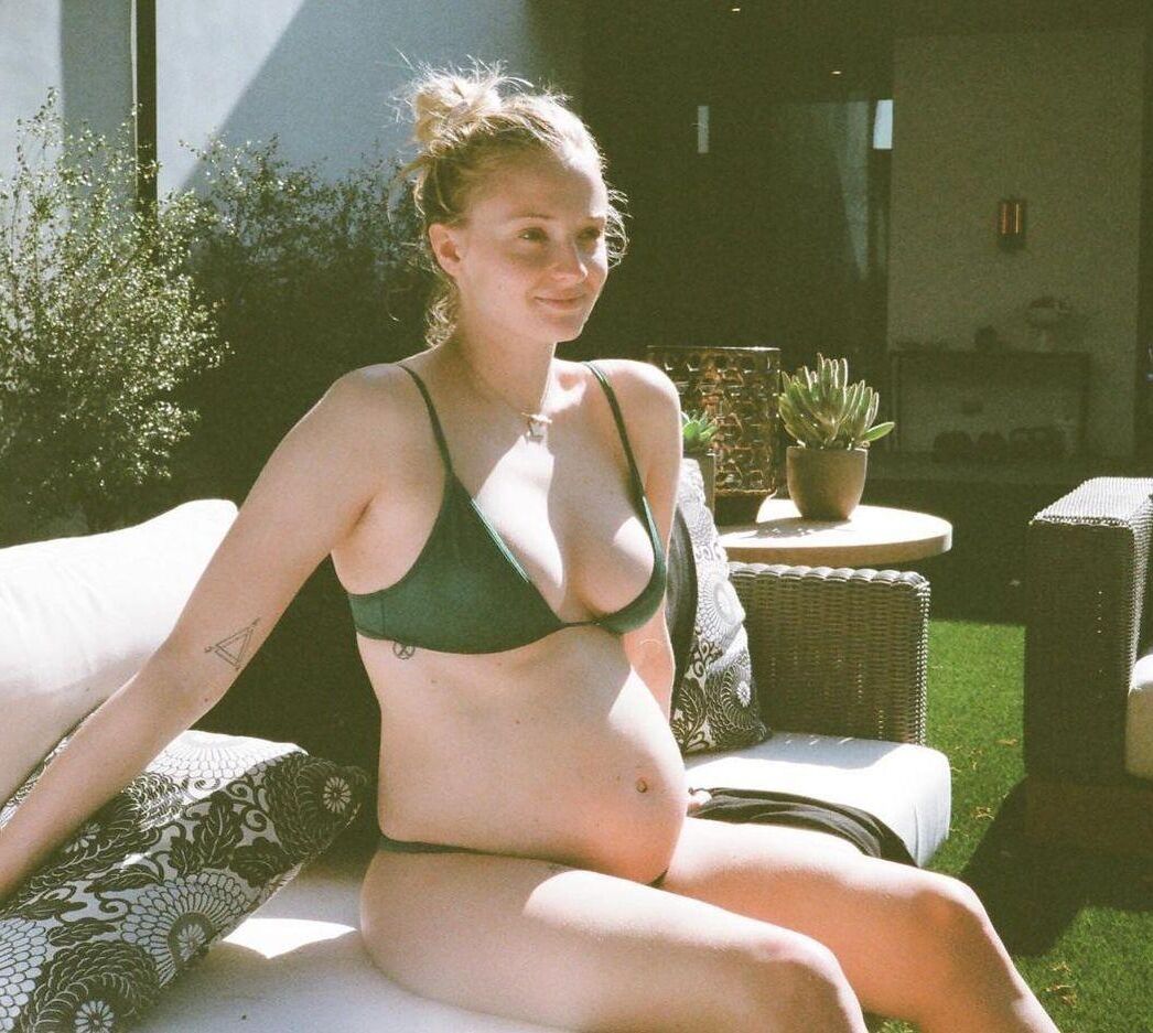 preggo hoe Sophie Turner avec 2ème petit pain au four