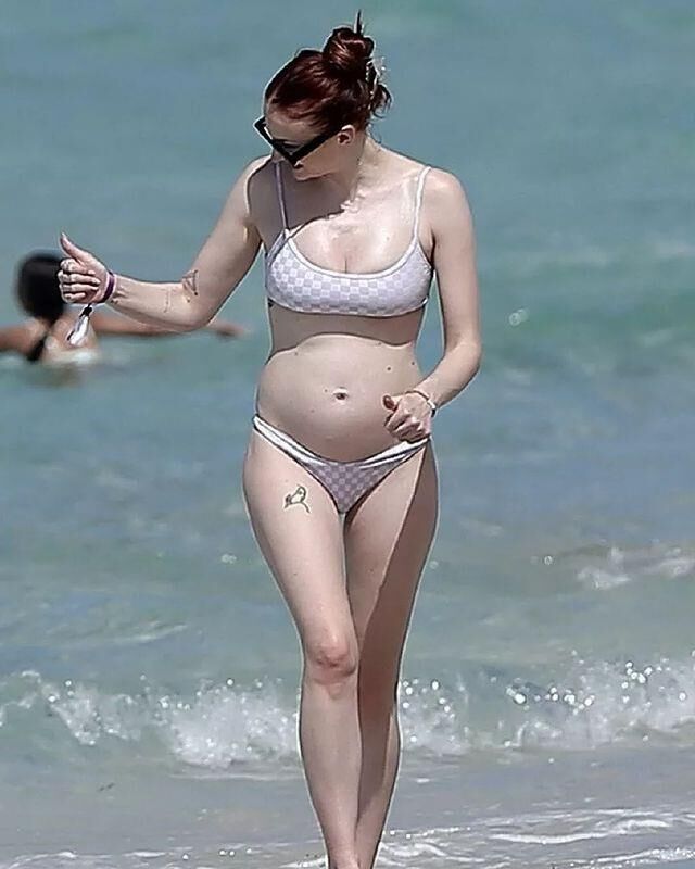 preggo hoe Sophie Turner avec 2ème petit pain au four