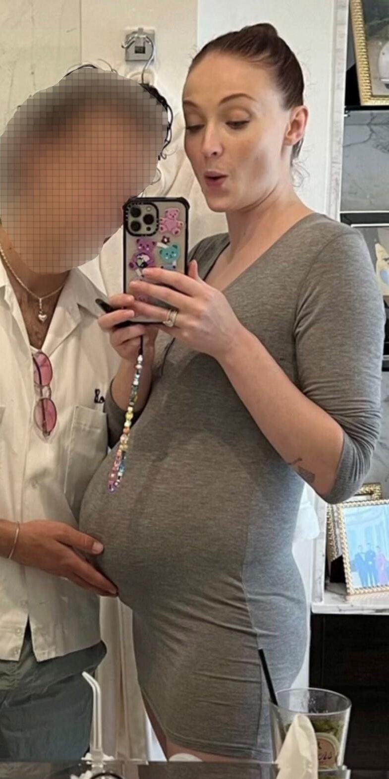 preggo hoe Sophie Turner avec 2ème petit pain au four