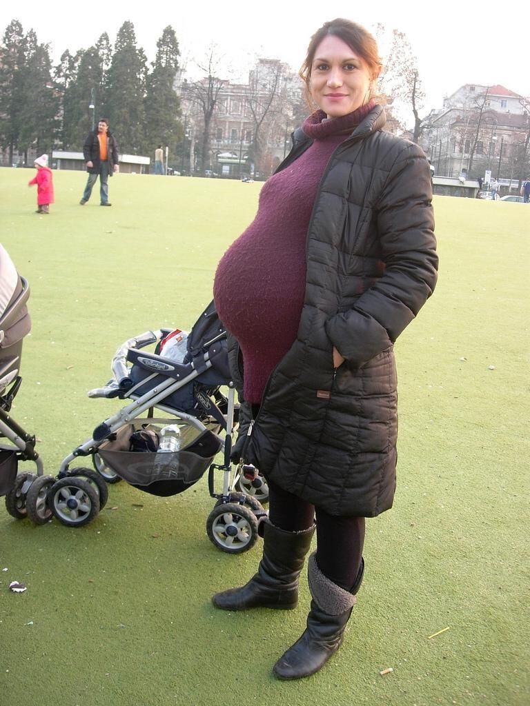 Mädchenbäuche zeigen nach vorne