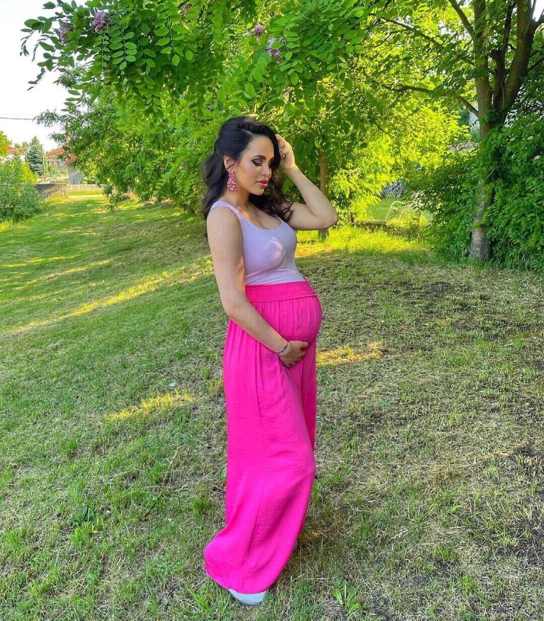 Pregnant and gorgeous Aleska (no-nude)