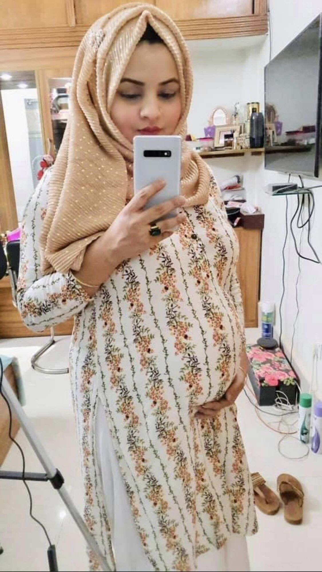 Schwangere Hijabi-Milf