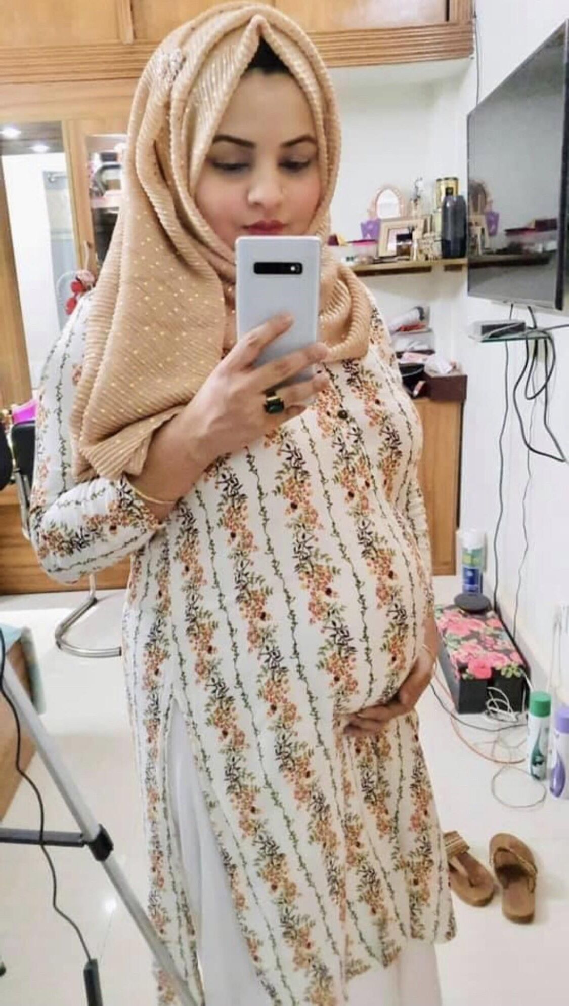 Schwangere Hijabi-Milf