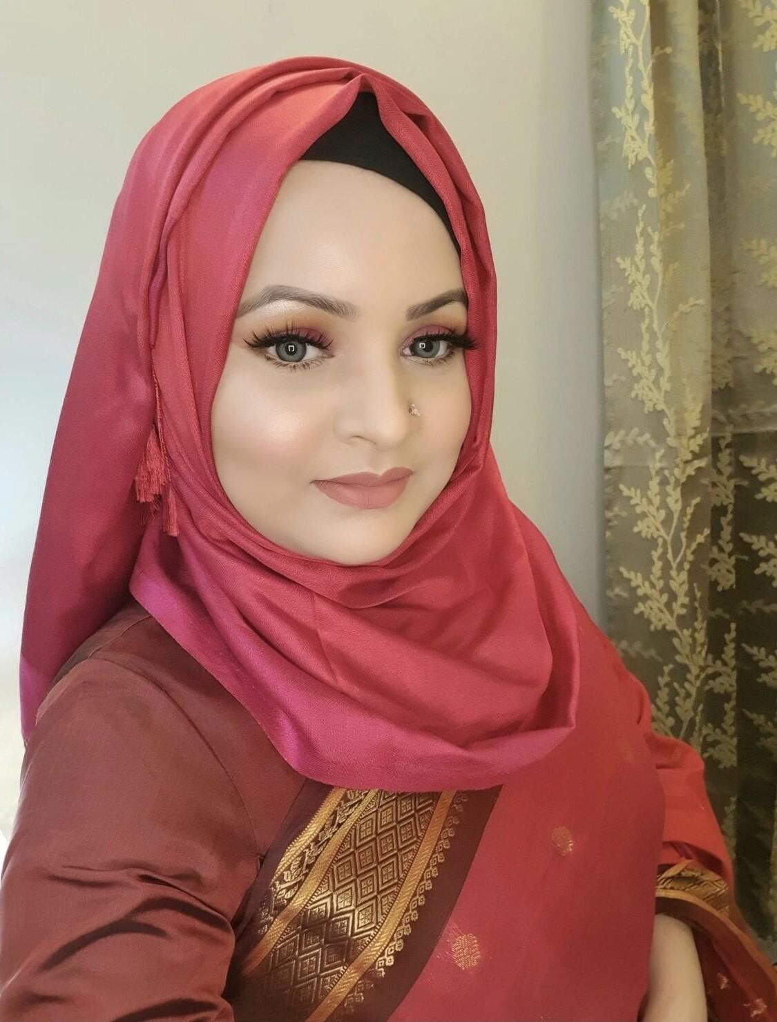 Schwangere Hijabi-Milf