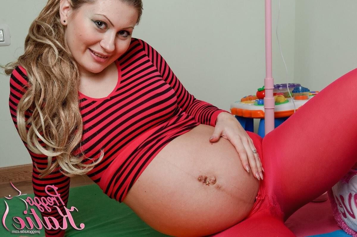 Katie enceinte en collants rouges