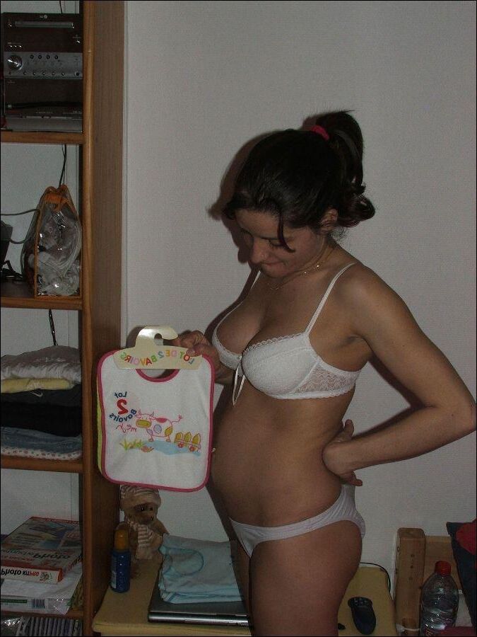 Brunette amateur enceinte sexy