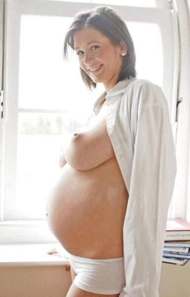 Fille enceinte seins nus chaude