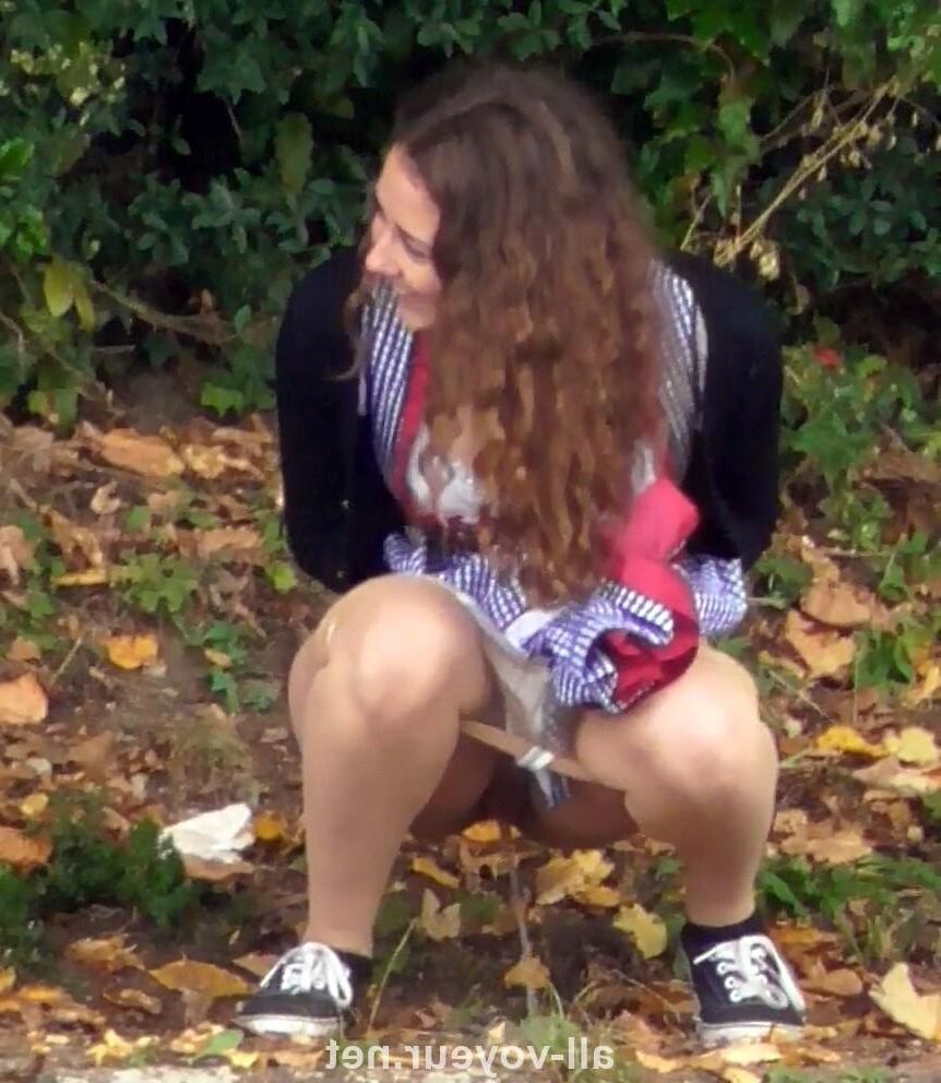 Oktoberfest Voyeur Pissing German girls pee