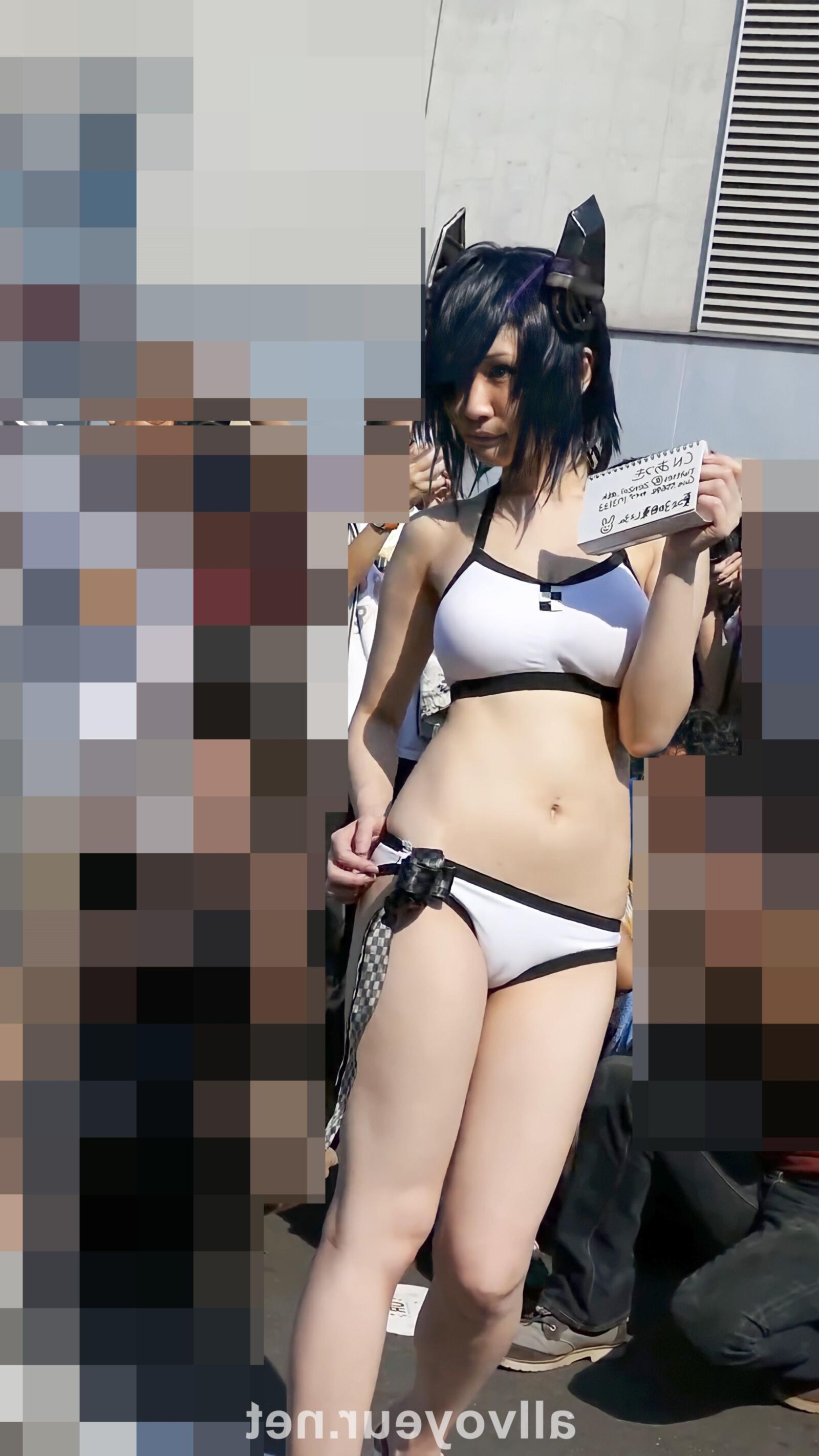 日本の十代のコスプレセクシーなダウンブラウスとスカート