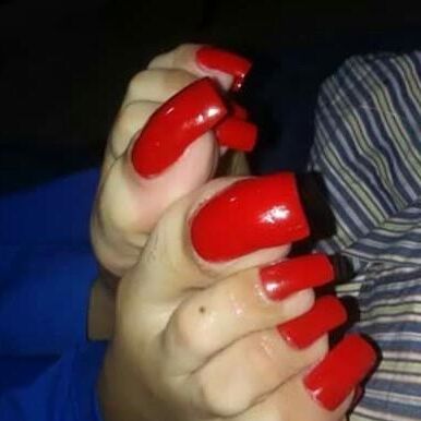 uñas de los pies muy largas