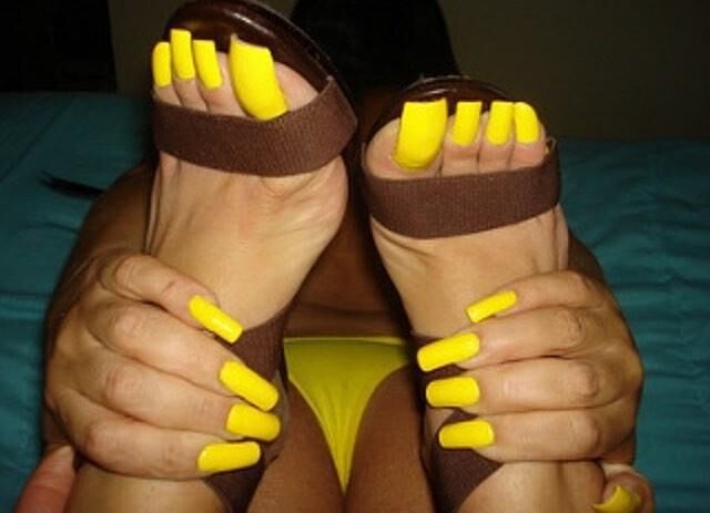 uñas de los pies muy largas