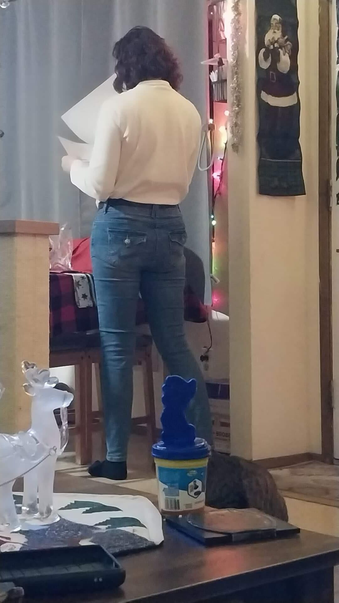 Der geile Arsch meiner Frau in engen Jeans.